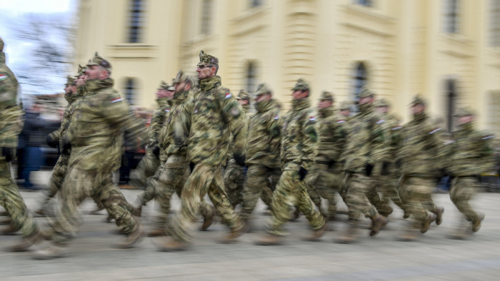 Milliárdok a közép-európai többnemzeti hadseregre