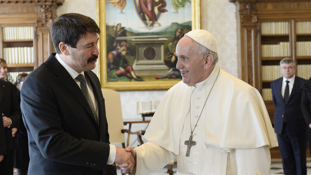 Ferenc pápa kezet fog Áder János köztársasági elnökkel magánkönyvtárában a Vatikánban 2020. február 14-én. A római katolikus egyházfő négyszemközti audiencián fogadta a magyar államfőt.