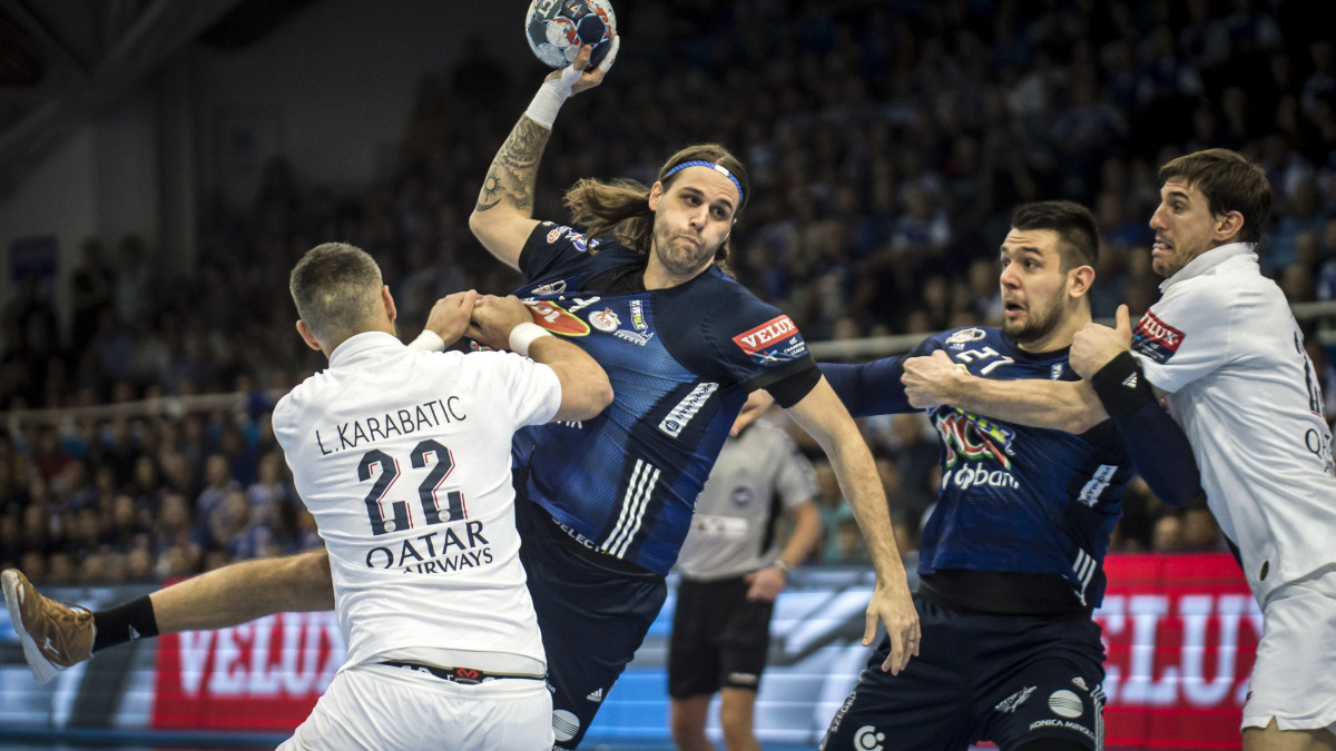 Dean Bombac (b2) és  Bánhidi Bence (b3), a MOL-Pick Szeged, valamint  Luka Karabatic (b) és Viran Morros De Argila, a Paris Saint-Germain játékosai a férfi kézilabda Bajnokok Ligája csoportkörében,az  A csoport 12. fordulójában játszott mérkőzésen Szegeden 2020. február 16-án. MOL-Pick Szeged - Paris Saint-Germain 32-29.