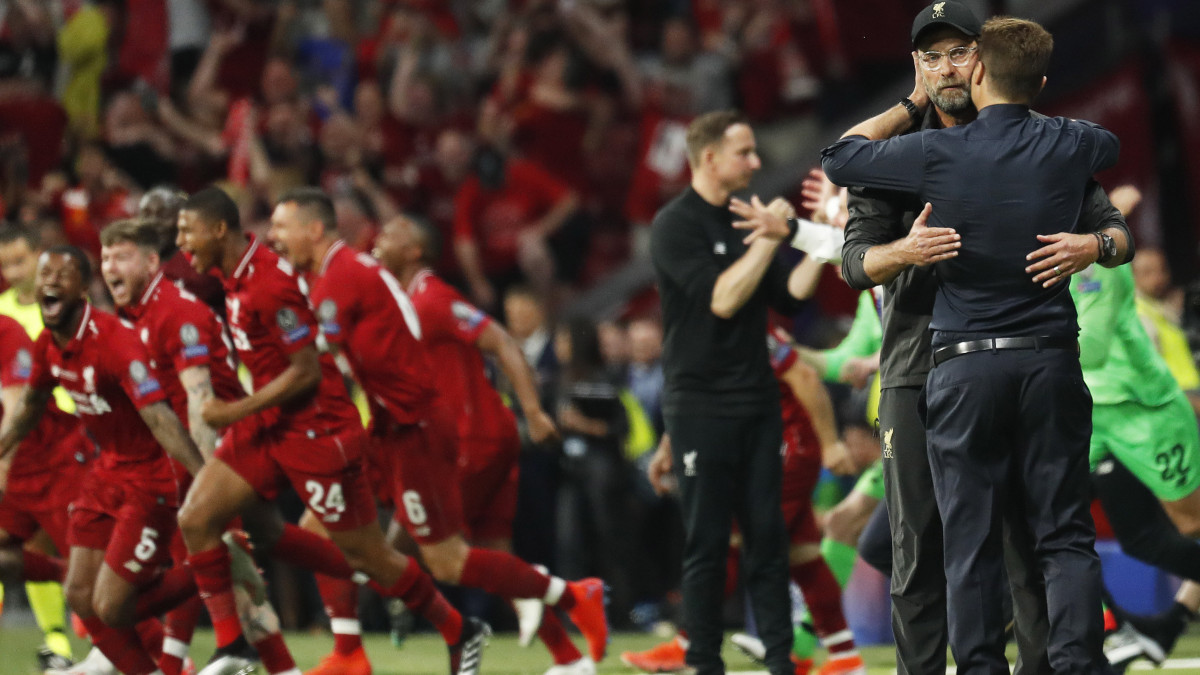 Mauricio Pochettino, a Tottenham Hotspur vezetőedzője (j) gratulál Jürgen Kloppnak, az FC Liverpool vezetőedzőjének 2-0 arányú győzelmükhöz a labdarúgó Bajnokok Ligája döntőjében a madridi Wanda Metropolitano Stadionban 2019. június 1-jén.