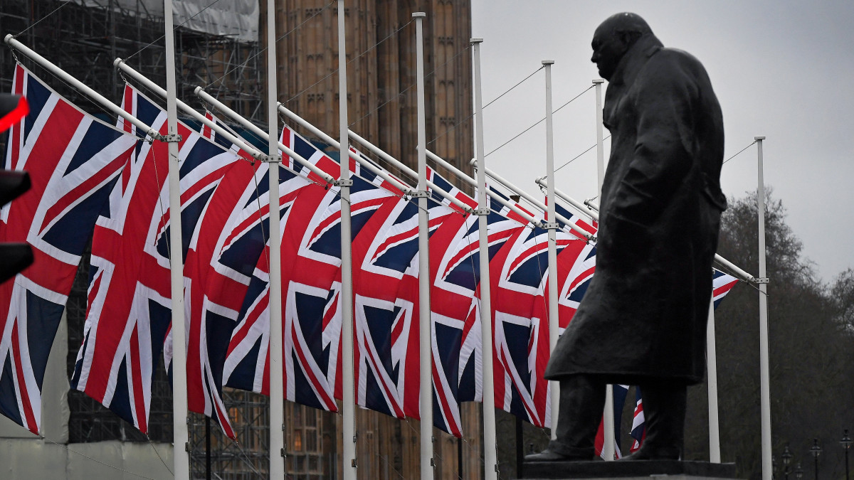 Brit zászlókkal van fellobogózva a londoni Parlament tér, az előtérben Winston Churchill néhai brit miniszterelnök szobra 2020. január 31-én. Közép-európai idő szerint éjfélkor megszűnik az Egyesült Királyság tagsága az Európai Unióban.