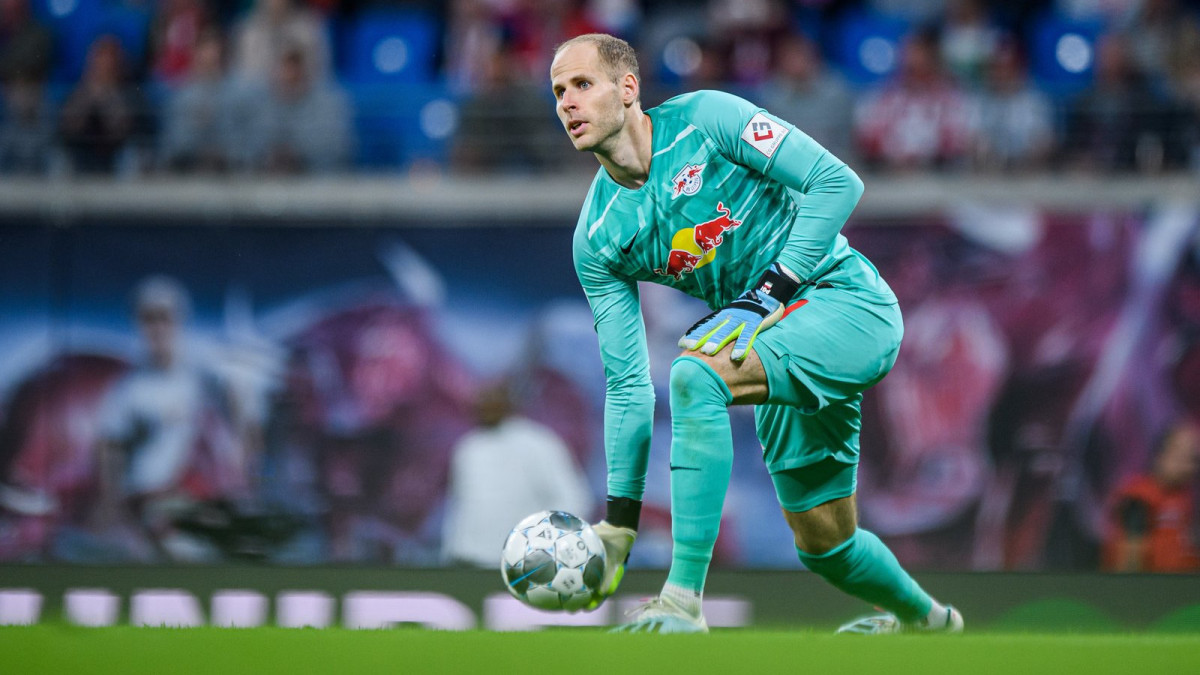 LEIPZIG, GERMANY - SEPTEMBER 14: Goalkeeper Peter Gulacsi of Leipzig throws the ball during the Bundesliga match between RB Leipzig and FC Bayern MĂźnchen at Red Bull Arena on September 14, 2019 in Leipzermanh. (Photo boto by Sebastian Widmann/Bundesliga/Bundesliga Collection via Getty Images)