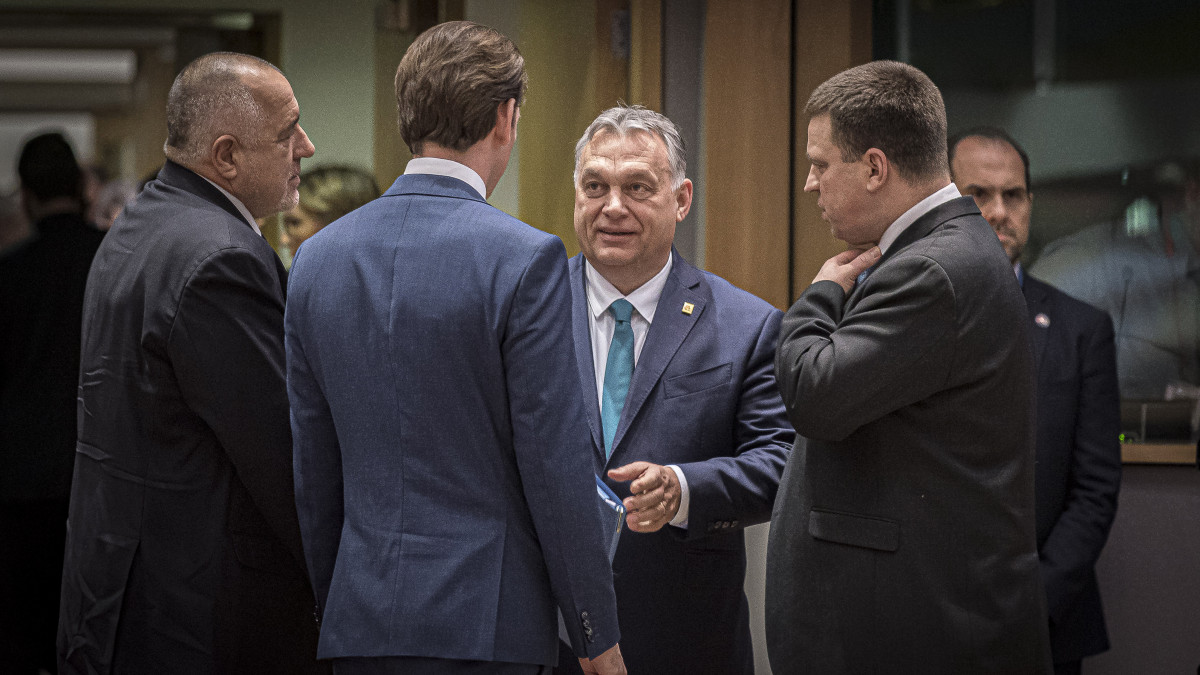 A Miniszterelnöki Sajtóiroda által közreadott képen Orbán Viktor miniszterelnök (k), Bojko Boriszov bolgár kormányfő (b), Sebastian Kurz osztrák kancellár (b2) és Juri Ratas észt miniszterelnök (j2) az EU-tagországok állam- és kormányfőinek rendkívüli találkozóján Brüsszelben 2020. február 20-án.