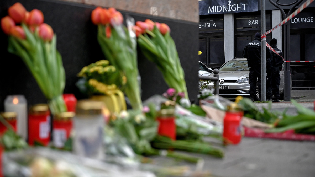 Az áldozatok emlékére elhelyezett virágok és koszorúk a lövöldözés egyik helyszínén, a Midnight vízipipabár előtt a Frankfurt közelében lévő Hanau városban 2020. február 20-án. Hanauban előző nap a hatóságok adatai szerint egy 43 éves német férfi vérengzett, két helyszínen megölt kilenc embert, majd hazatérve lelőtte az édesanyját, és végzett magával.