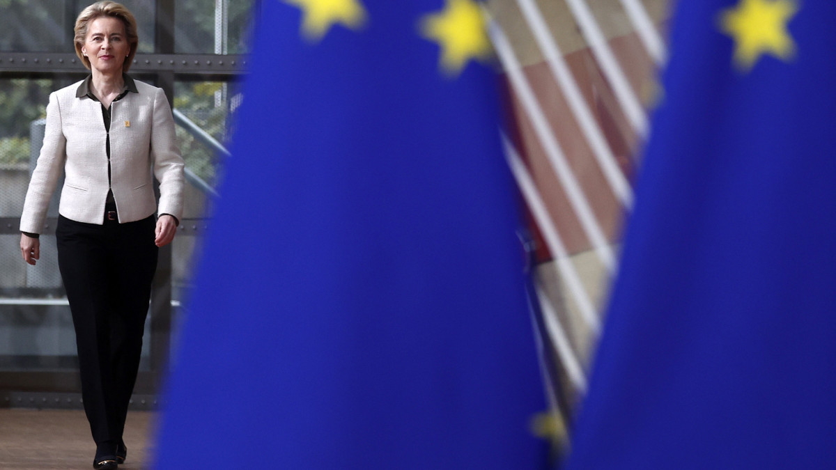 Ursula von der Leyen, az Európai Bizottság elnöke az EU-tagországok állam- és kormányfőinek rendkívüli találkozójára érkezik Brüsszelben 2020. február 20-án. A csúcstalálkozó résztvevői a 2021 utáni, hétéves uniós költségvetésről tárgyalnak.