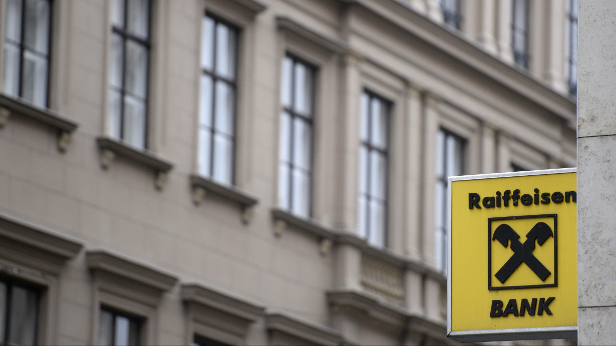 A Raiffeisen Bank Zrt. logója a belvárosi Akadémia utcában 2014. január 8-án. A Magyar Hírlap értesülése szerint a magyar tulajdonban lévő Széchenyi Kereskedelmi Bank ajánlatot tett az osztrák Raiffeisen magyar leánypénzintézetére.