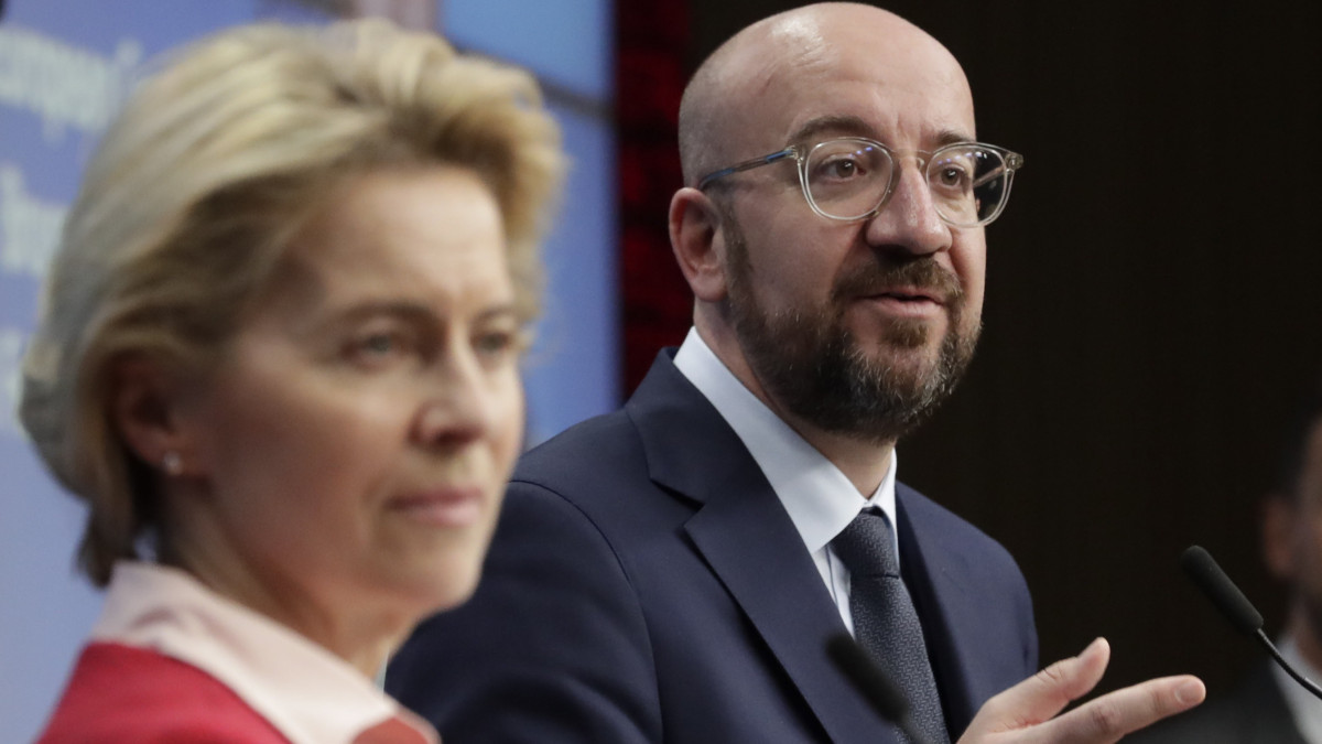 Ursula von der Leyen, az Európai Bizottság elnöke (b) és Charles Michel, az Európai Tanács elnöke sajtótájékoztatót tart az EU-tagországok állam- és kormányfőinek kétnapos, rendkívüli csúcstalálkozója után Brüsszelben 2020. február 21-én.