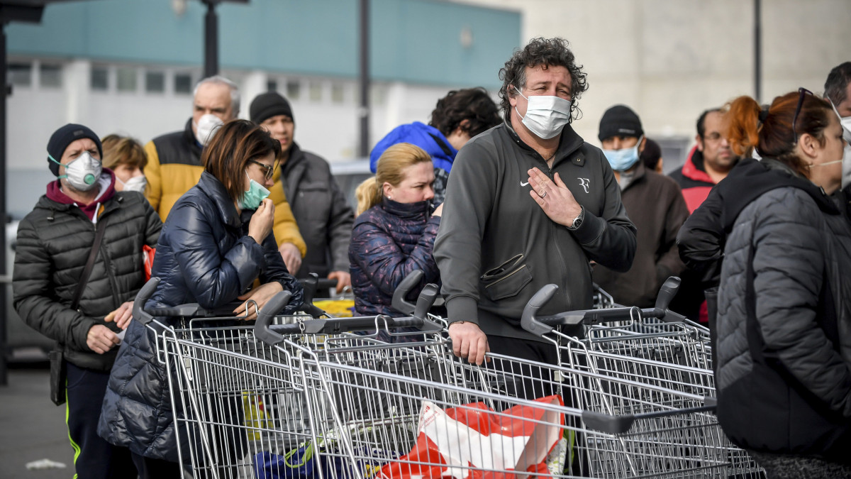 Sorban állnak az emberek egy Lidl áruház előtt az észak-olaszországi Casalpusterlengo településen 2020. február 23-án. A koronavírus-járvány olaszországi terjedése miatt Giuseppe Conte miniszterelnök rendkívüli intézkedéseket jelentett be Észak-Olaszország Lombardia és Veneto régiójában. A karantén, amely szigorú mozgáskorlátozást jelent, az északnyugati Lombardiában, a Milánótól nem messzi Lodi város térségében található 11 önkormányzat lakosait érinti, valamint az északkeleti Veneto régió Vo Euganeo területét, amely Padova körzetében van. Az intézkedés Venetóban 3500 személyt érint, Lombardiában közel 47 ezer lakost. A tüdőgyulladást okozó, Covid-19-nek elnevezett újfajta koronavírus fertőzöttjeinek száma 130 fölé emelkedett Olaszországban.