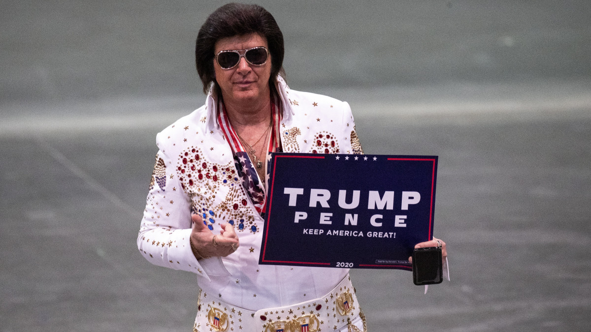 A 2020-as amerikai elnökválasztáson ismét induló Donald Trump republikánus párti elnök egyik Elvis-hasonmásnak öltözött támogatója a Las Vegasban tartott kampányrendezvényen 2020. február 21-én, egy nappal Nevada államban tartandó jelölőgyűlések (caucus) előtt.