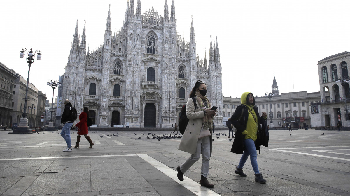 A koronavírus elleni védekezésül szájmaszkot viselnek turista a milánói dóm előtt 2020. február 23-án. A koronavírus-járvány olaszországi terjedése miatt Giuseppe Conte miniszterelnök rendkívüli intézkedéseket jelentett be Észak-Olaszország Lombardia és Veneto régiójában. A karantén, amely szigorú mozgáskorlátozást jelent, az északnyugati Lombardiában, a Milánótól nem messzi Lodi város térségében található 11 önkormányzat lakosait érinti, valamint az északkeleti Veneto régió Vo Euganeo területét, amely Padova körzetében van. Az intézkedés Venetóban 3500 személyt érint, Lombardiában közel 47 ezer lakost. A tüdőgyulladást okozó, Covid-19-nek elnevezett újfajta koronavírus fertőzöttjeinek száma 115 fölé emelkedett Olaszországban.