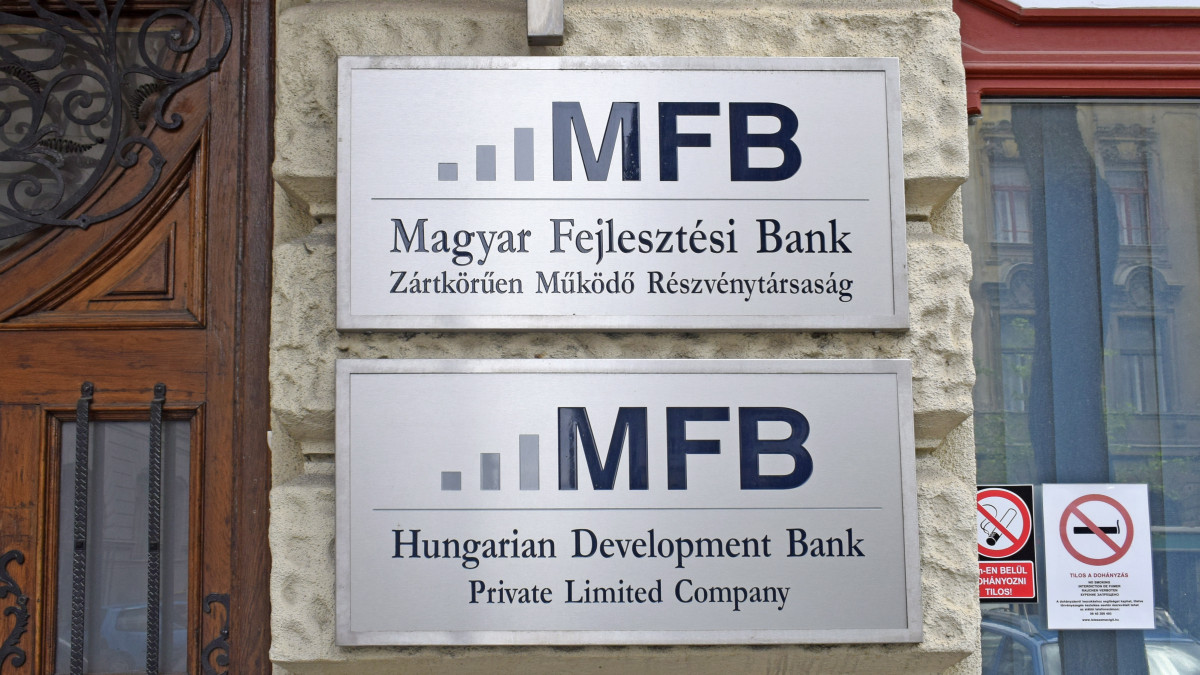 Cégtábla a Magyar Fejlesztési Bank Zrt. épületének falán az V. kerület Nádor u. 31-ben. MTVA/Bizományosi: Róka László  *************************** Kedves Felhasználó!