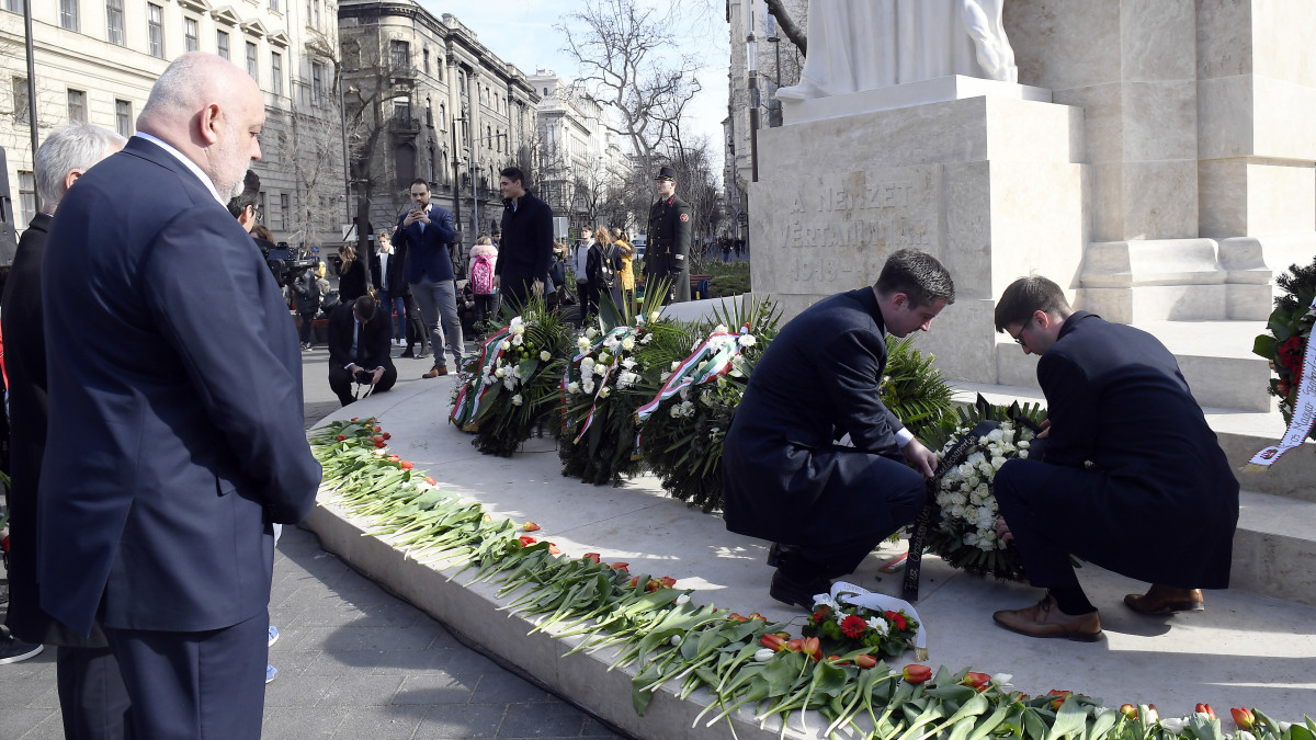 Kocsis Máté, a Fidesz országgyűlési frakciójának vezetője és frakciótársa, Böröcz László megkoszorúzza a Nemzeti vértanúk emlékművét a Vértanúk terén a kommunizmus áldozatainak emléknapján, 2020. február 25-én.