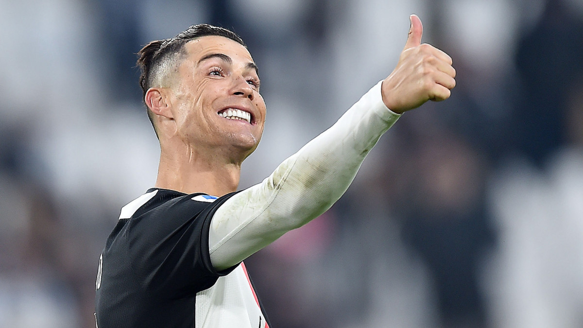 Cristiano Ronaldo, a Juventus csatára, miután gólt szerzett a Cagliari ellen az olasz első osztályú labdarúgó-bajnokság 2020. január 6-i mérkőzésén Torinóban.