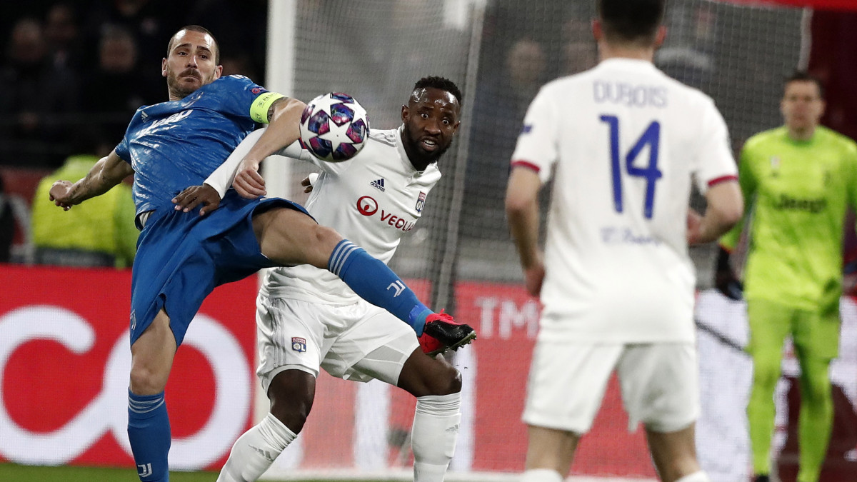 Moussa Dembele, a Lyon (b2) és Leonardo Bonucci, a Juventus játékosa a labdarúgó Bajnokok Ligája nyolcaddöntőjében játszott az Olympique Lyon - Juventus első mérkőzésen a lyoni Olimpiai Stadionban 2020. február 26-án.