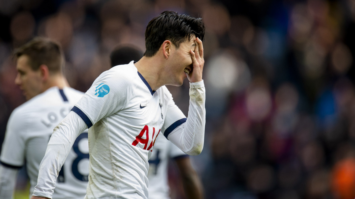 Szon Hung Min, a Tottenham Hotspur játékosa az Aston Villa ellen szerzett második gólját ünnepli az angol első osztályú labdarúgó-bajnokság 26. fordulójában játszott mérkőzésen Birminghamben 2020. február 16-án. A Tottenham 3-2-re nyert.