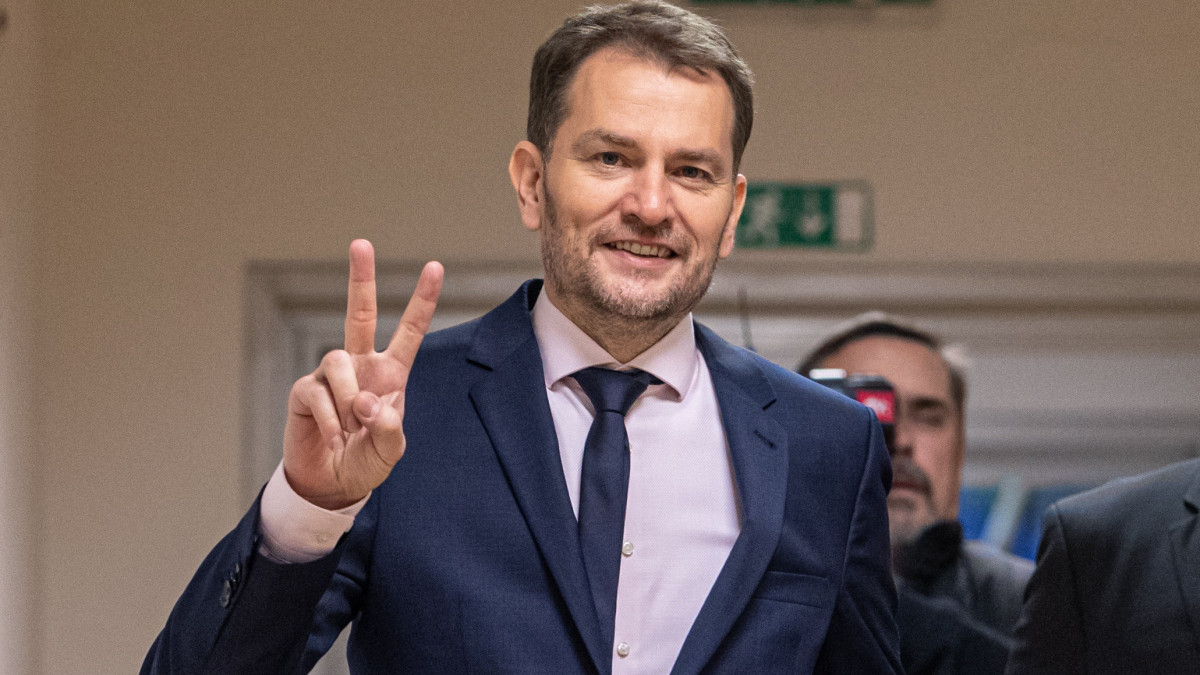 Igor Matovic, az Egyszerű Emberek és Független Személyiségek (OLaNO) nevű jobboldali ellenzéki párt elnöke televíziós vitára érkezik Pozsonyban 2020. március 1-jén, a szlovák parlamenti választások másnapján. A párt a leadott szavazatok csaknem 25 százalékával végzett az első helyen.