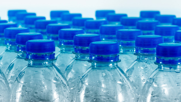 Nejloncsomagolás és műanyag palackok adják az óceánok szemetének többségét