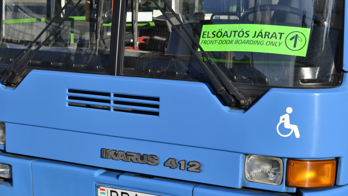 Indulásra vár egy Elsőajtós járat jelzéssel ellátott  autóbusz  a BKV Zrt. X. kerület, Liget téri autóbusz-végállomásán. MTVA/Bizományosi: Róka László  *************************** Kedves Felhasználó!