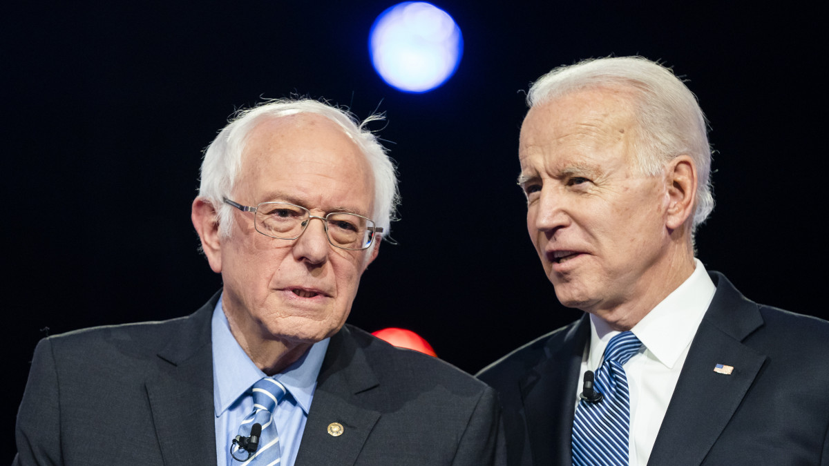 Az amerikai Demokrata Párt elnökjelöltségére pályázó Bernie Sanders vermonti független szenátor és Joe Biden volt alelnök (b-j) a dél-karolinai előválasztást megelőző televíziós vitán, Charlestonban 2020. február 25-én.