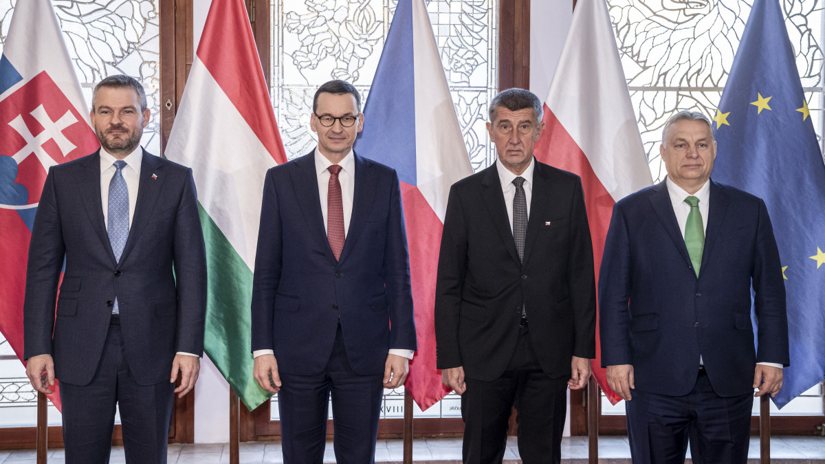 Peter Pellegrini szlovák, Mateusz Morawiecki lengyel, Andrej Babis cseh és Orbán Viktor magyar miniszterelnök (b-j) a visegrádi országok (V4) kormányfői csúcstalálkozóján a prágai Straka Akadémián 2020. március 4-én.
