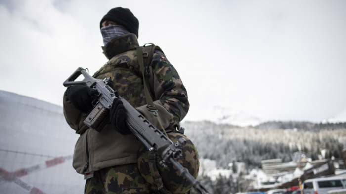 Harcképtelenné tette a svájci hadsereget a koronavírus