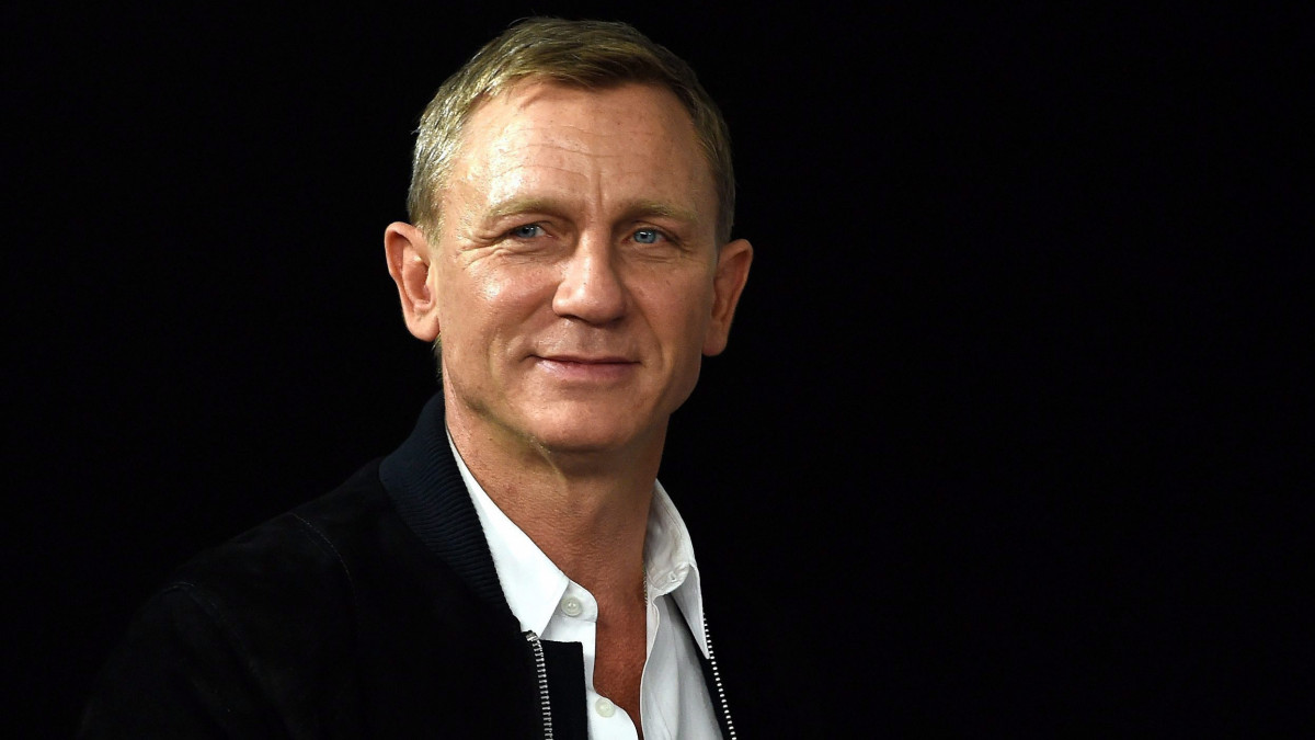 London, 2015. október 22.Daniel Craig brit színész a legújabb James Bond-film, a 007 Spectre - A Fantom visszatér bemutatója alkalmából tartott fotózáson Londonban 2015. október 22-én. A 24. Bond-filmet 2015. október 26-án mutatják be a brit fővárosban. (MTI/EPA/Facundo Arrizabalaga)