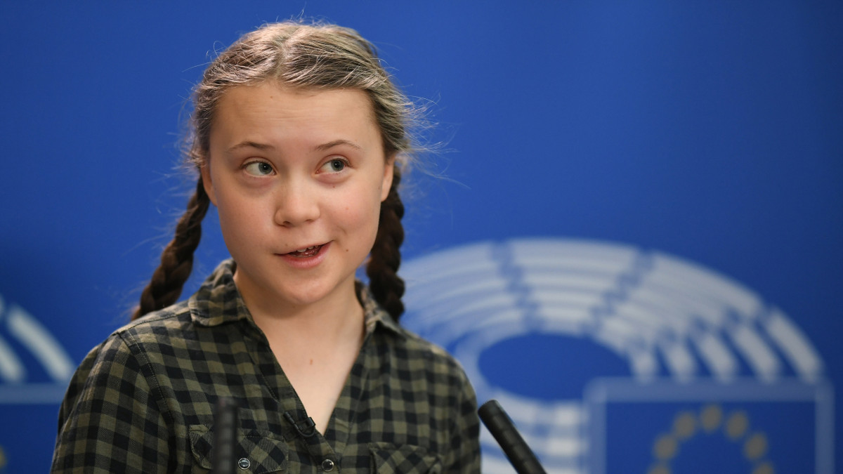 A globális felmelegedés ellen küzdő Greta Thunberg 16 éves svéd klímavédő aktivista és diáklány a sajtónak nyilatkozik az Európai Parlament strasbourgi épületében 2019. április 16-án.