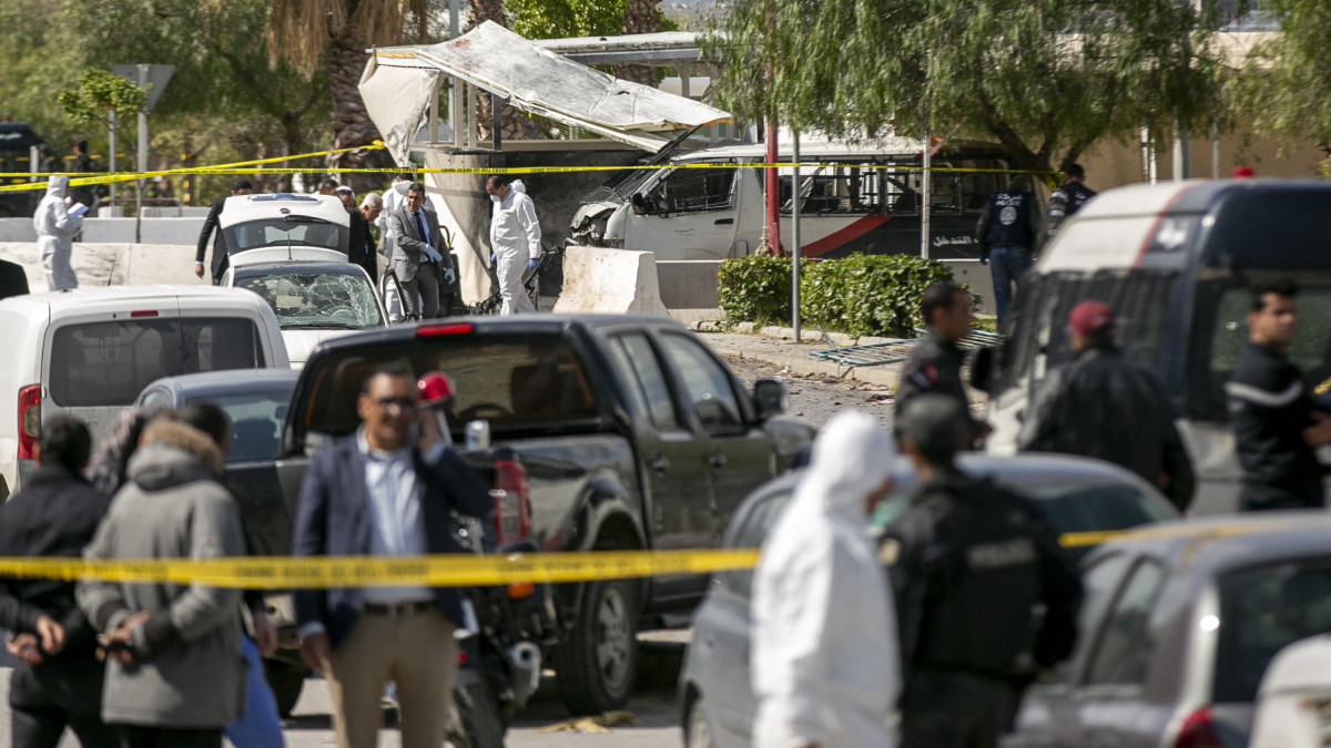 Bűnügyi helyszínelők dolgoznak az Egyesült Államok tuniszi nagykövetségénél, ahol öngyilkos merényletet követtek el 2020. március 6-án. Két férfi robogón érkezett a nagykövetséghez, majd egy sikertelen behatolási kísérletet követően az őrbódénál a levegőbe röpítették magukat. A támadásban öt rendőr és egy civil megsérült, a két merénylő meghalt.