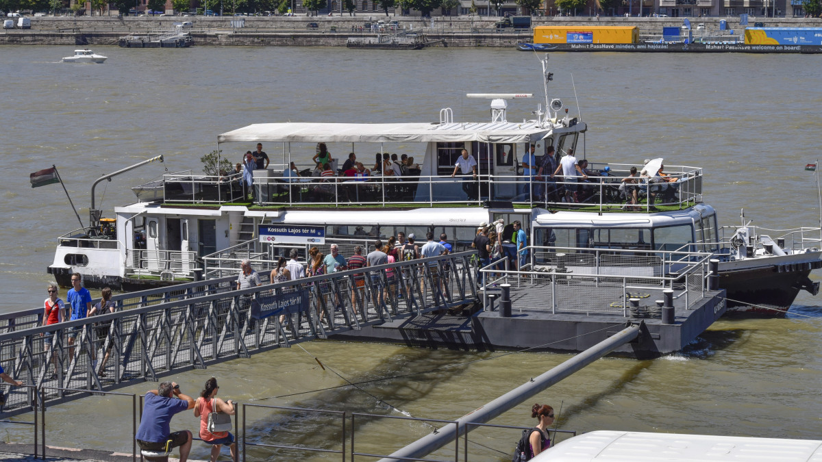 A Budapesti Közlekedési Központ (BKK) menetrend szerint közlekedő utaszállító hajójába szállnak be az utasok a Kossuth Lajos téri kikötőben. MTVA/Bizományosi: Róka László  *************************** Kedves Felhasználó!