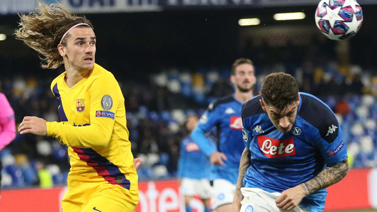 Giovanni Di Lorenzo, a Napoli (j) és Antoine Griezmann, az FC Barcelona játékosa a labdarúgó Bajnokok Ligája nyolcaddöntőjének első mérkőzésén a nápolyi San Paolo stadionban 2020. február 25-én.