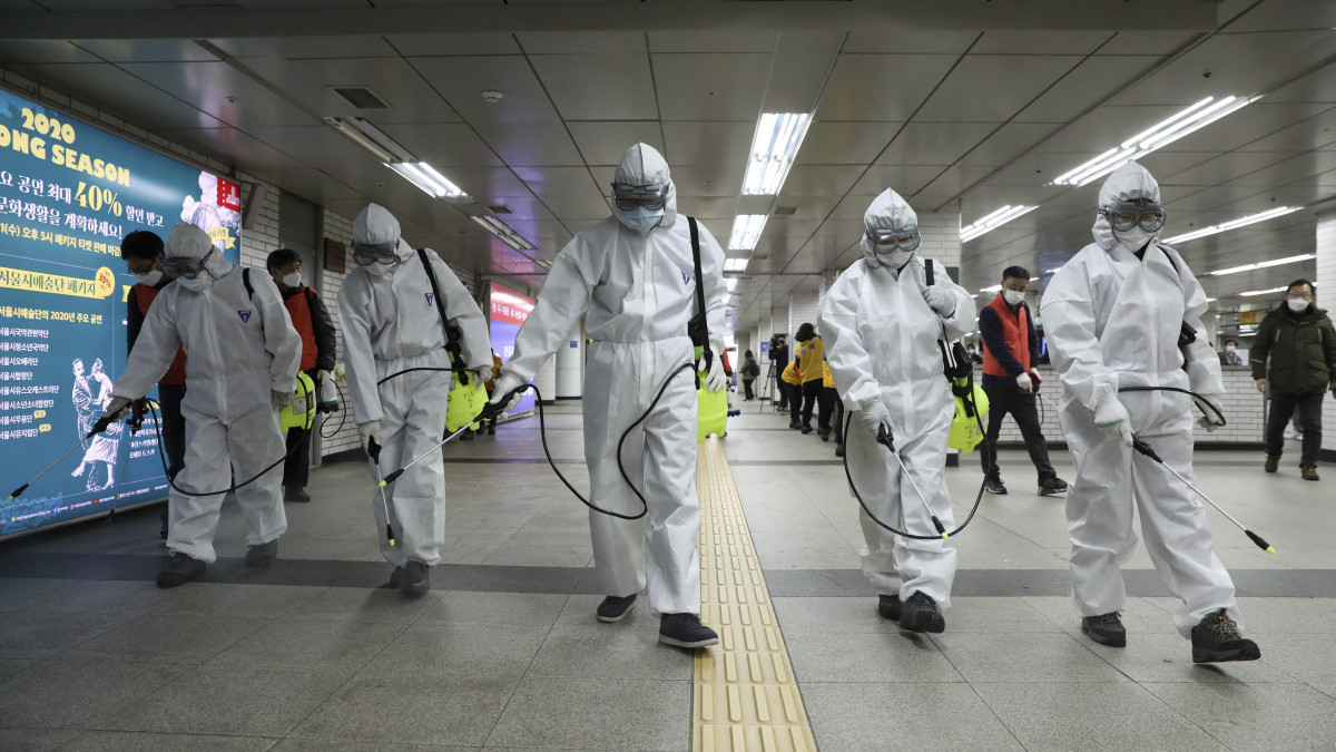 A tüdőgyulladást okozó új koronavírus járványa miatt fertőtlenítenek egy szöuli metrómegállót 2020. március 11-én.