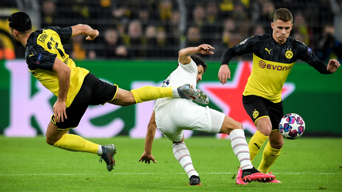 Emre Can (b) és Thorgan Hazard, a Borussia Dortmund (j), valamint Marquinhos, a Paris Saint-Germain játékosa a labdarúgó Bajnokok Ligája nyolcaddöntőjében játszott mérkőzésen Dortmundban 2020. február 18-án.