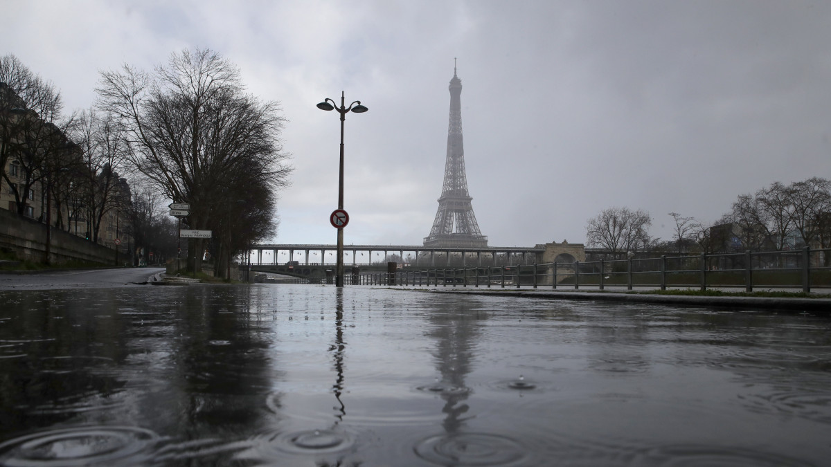 A medréből kilépett Szajna Párizsban 2020. március 9-én. A korábbi heves esőzések következtében emelkedik a folyó vízszintje, de a hatóságok egyelőre még nem zárták le a partján lévő turisztikai látnivalókat. A háttérben az Eiffel-torony.