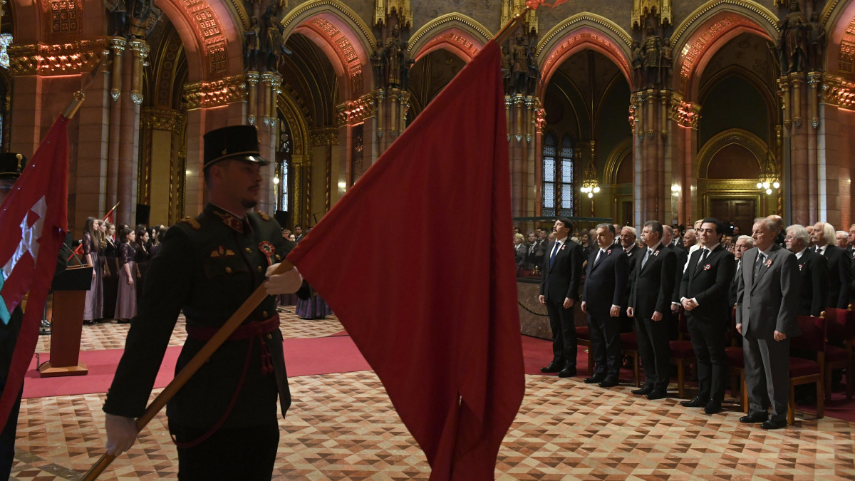 Áder János köztársasági elnök (k), mellette jobbra Orbán Viktor miniszterelnök és Kövér László, az Országgyűlés elnöke a Kossuth- és Széchenyi-díjak, valamint a Magyar Érdemrend kitüntetéseinek ünnepélyes átadásán az 1848-49-es forradalom és szabadságharc évfordulóján a Parlament kupolacsarnokában 2019. március 15-én.