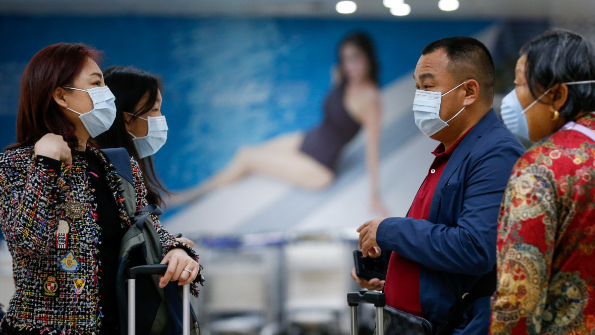 Védőmaszkot viselő kínai utasok várakoznak a belépésre a manilai Ninoy Aquino nemzetközi repülőtéren 2020. január 22-én. Négyszáz fölé nőtt az új koronavírussal fertőzöttek száma Kínában, ahol a járvány már az ország 13 régióját elérte. A kínai Nemzeti Egészségügyi Bizottság közleménye szerint betegség halálos áldozatainak száma kilencre nőtt a járvány kiindulópontjának számító közép-kínai Vuhanban, és csak az előző nap 149 új fertőzöttet diagnosztizáltak az országban, így az összes beteg száma 440-re emelkedett. A vírus néhány esetben már Tajvanon, Thaiföldön, Japánban, Dél-Koreában és az Egyesült Államokban is megjelent.