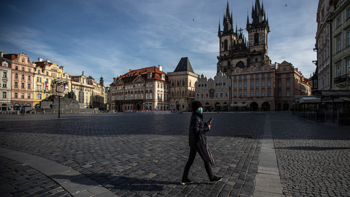 Szájmaszkos nő vág át Prága üres Fő terén 2020. március 16-án. A cseh kormány országos vesztegzárat rendelt el a március 16. és 24. közötti időszakra a koronavírus terjedésének megakadályozásáért, valamint lezáratott 21 észak-morvaországi települést. A csehországi fertőzöttek száma jelenleg 298.