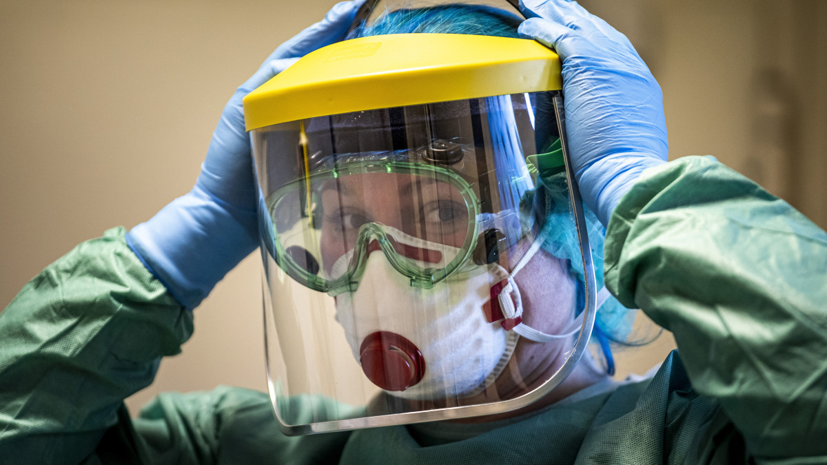 Védőfelszerelést viselő nővér a koronavírussal érintett új betegek fogadására kialakított egyik osztályon a fővárosi Szent László Kórházban 2020. március 16-án.
