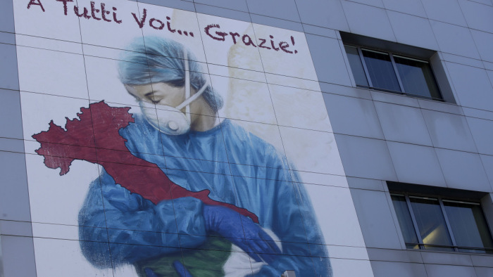 Emelkedik a járványgörbe, újranyitottak a járványkórházak Olaszországban