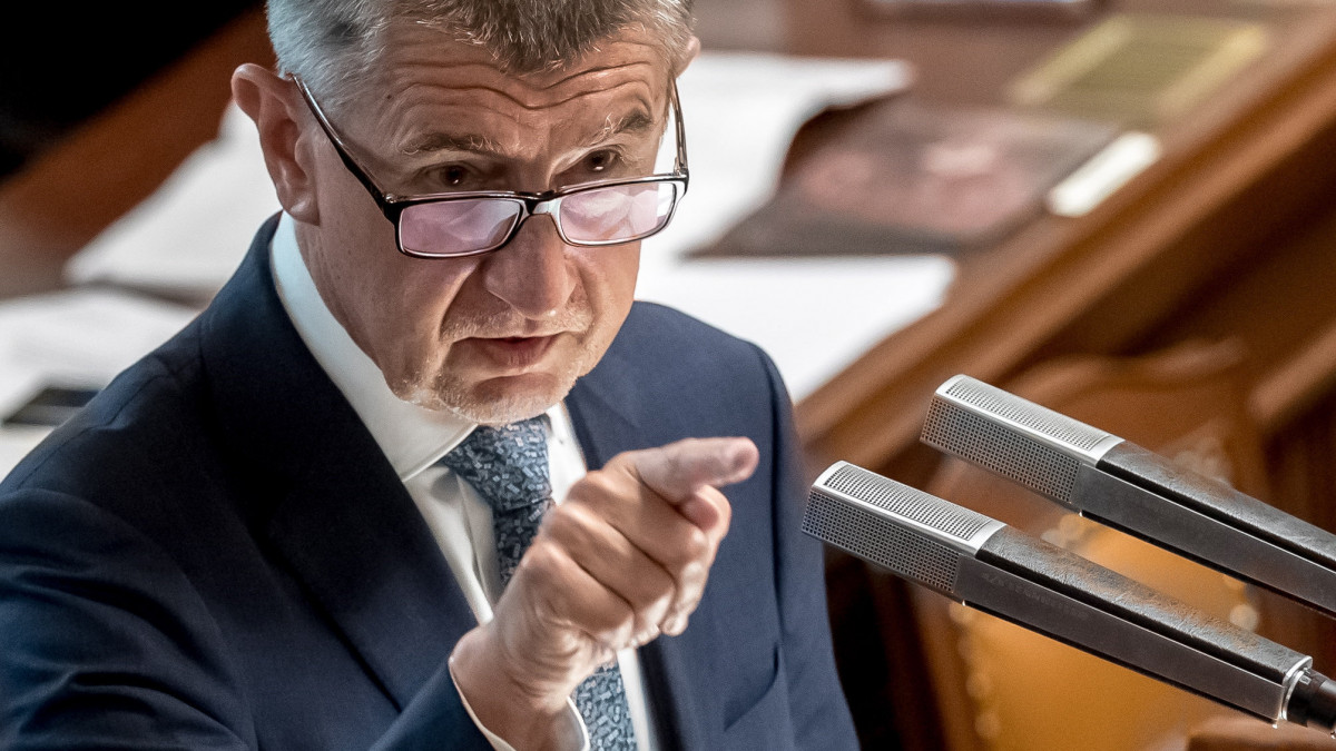 Andrej Babis cseh kormányfő felszólal a parlament ülésén, amelyen az ellenzék bizalmatlansági indítványt terjesztett a képviselőház elé a Babis vezette kétpárti koalíciós kabinet ellen Prágában 2019. június 26-án.