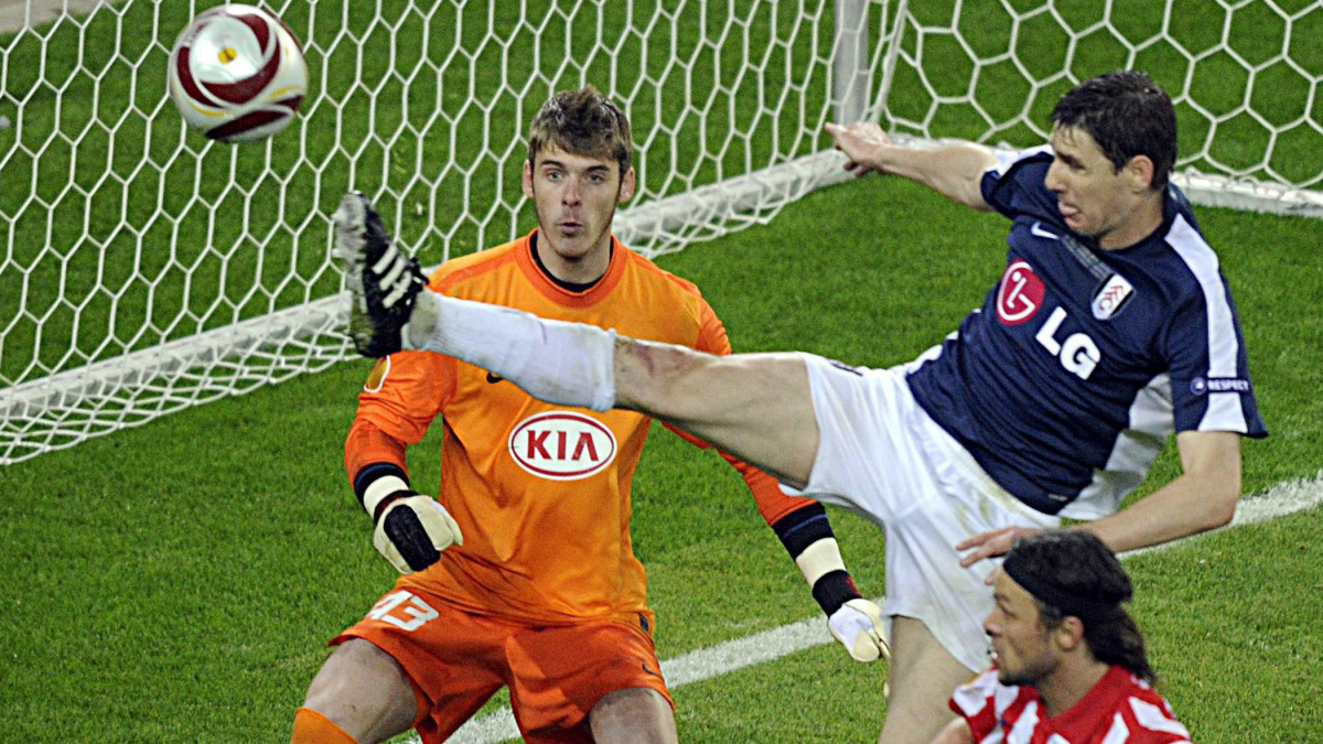 Hamburg, 2010. május 12.A madridi kapus, David de GEA (b) nézi, amint az angol Fulham magyar középpályása, GERA Zoltán (k) nyújtózik a labdáért Tomás UJFALUSI, az Atlético cseh hátvédje mellett a hamburgi HSH Nordbank Arena Stadionban 2010. május 12-én, az Európa Liga döntőben vívott Fulham-Atlético Madrid mérkőzésen. (MTI/EPA/Fabian Bimmer)