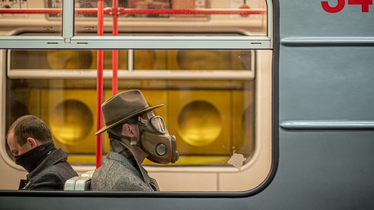 Gázmaszkot viselő férfi utazik a prágai metrón 2020. március 17-én. A koronavírus-járvány miatt a prágai önkormányzat döntése szerint védőmaszk nélkül tilos használni a tömegközlekedési eszközöket Prágában. Csehországban eddig 383 fertőzöttet regisztráltak.