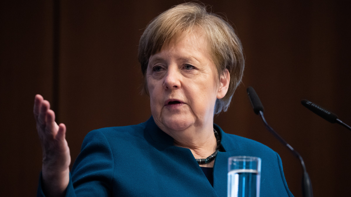 Angela Merkel német kancellár felszólal a Német-Görög Gazdasági Fórumon Berlinben 2020. március 9-én.