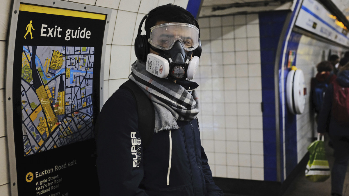 Teljes légzőmaszkot visel egy férfi a koronavírus-járvány elleni védekezésül a londoni Kings Cross metróállomáson 2020. március 18-án. Nagy-Britanniában eddig 2644 fertőzött személyt regisztráltak és 72 ember vesztette életét.