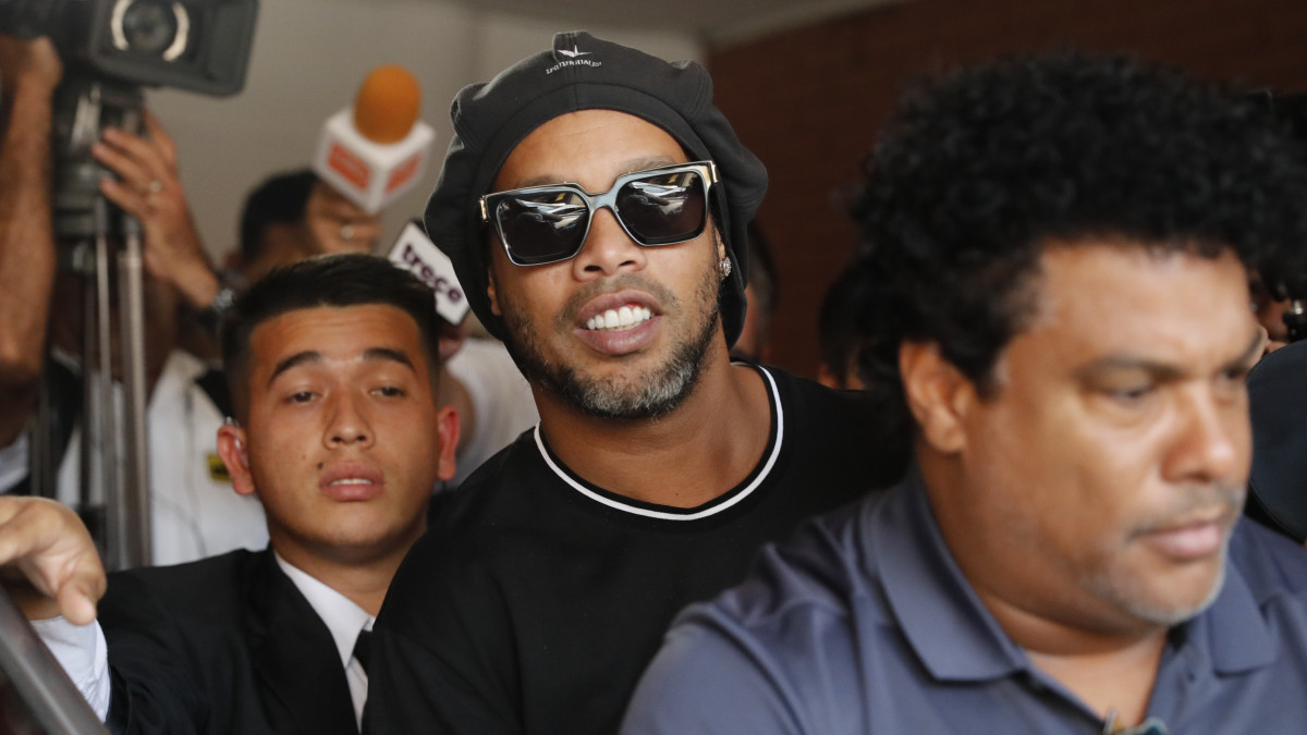 Ronaldinho egykori aranylabdás, világbajnok brazil labdarúgó (k) és a fivére, Roberto de Assis Moreira (j) távozik az asuncióni főügyészségről 2020. március 5-én. Ronaldinhót és testvérét előállították a paraguayi hatóságok, mert a gyanú szerint hamis dokumentumokkal léptek be az országba.