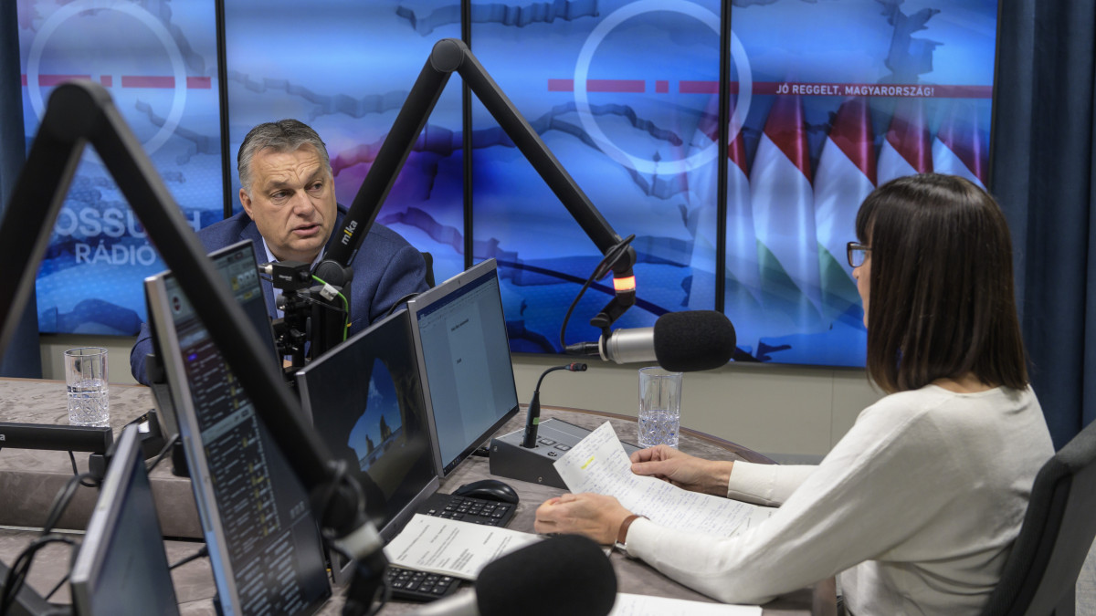 Orbán Viktor miniszterelnök interjút ad a Jó reggelt, Magyarország! című műsorban a Kossuth Rádió stúdiójában 2018. december 7-én.