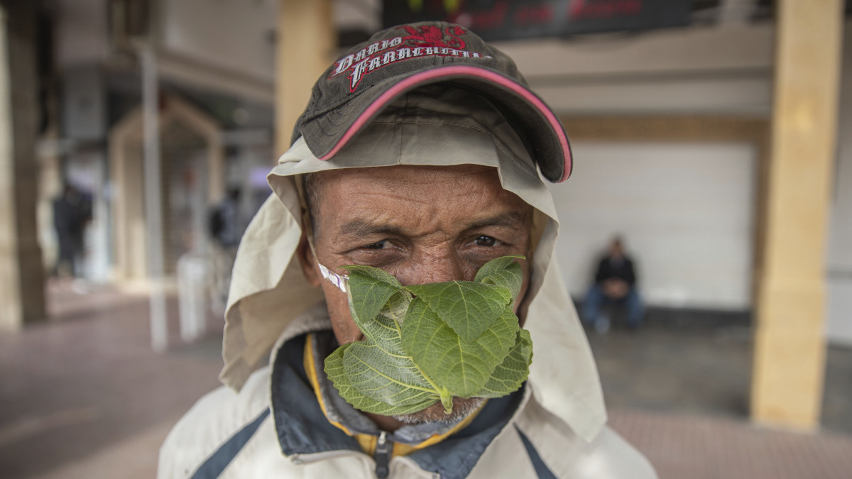 Abderrahim, egy 55 éves utcai árus fügefalevélből fabrikált védőmaszkot visel az új koronavírus elleni védekezésképpen a marokkói Rabat óvárosában, a medinában 2020. március 18-án.