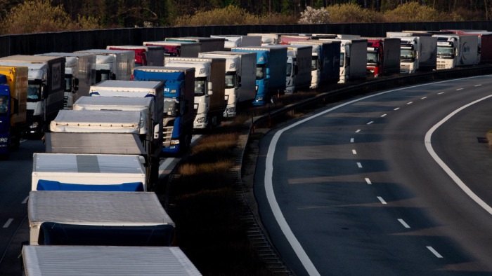 Most a magyar-román határon kígyóznak a kamionok és az autók