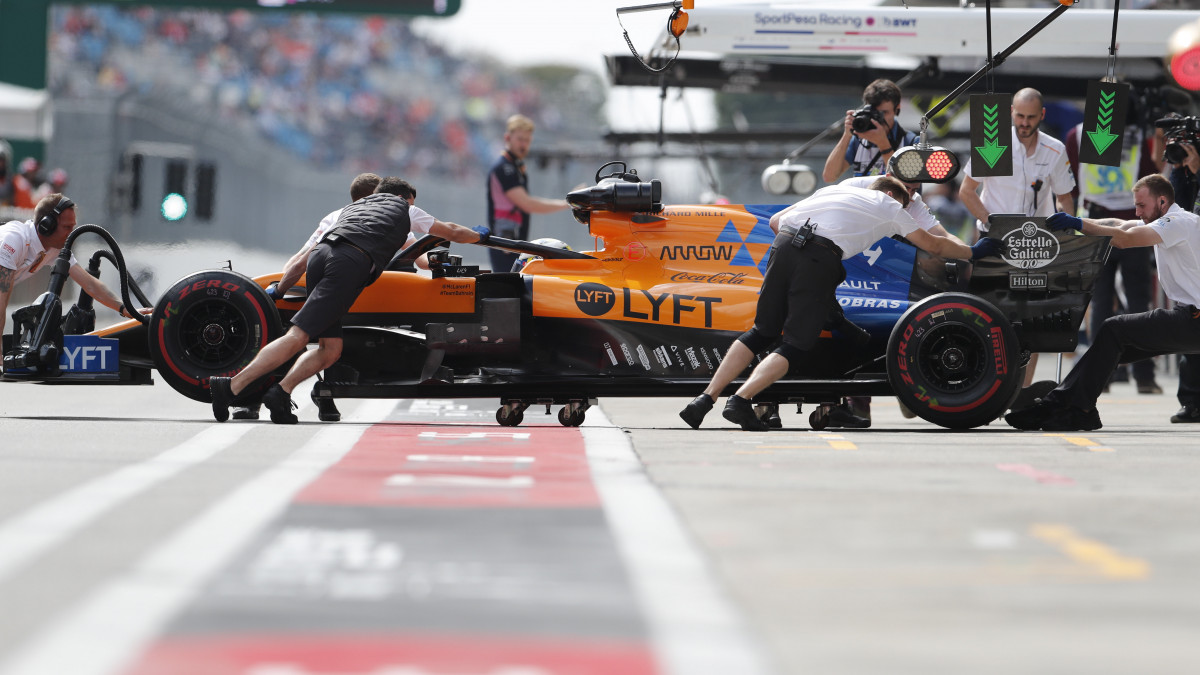 Lando Norris, a McLaren brit versenyzője a Forma-1-es autós gyorsasági világbajnokság Orosz Nagydíjának harmadik szabadedzésén a Szocsi Autodrom versenypályán 2019. szeptember 28-án, a futam előtti napon.