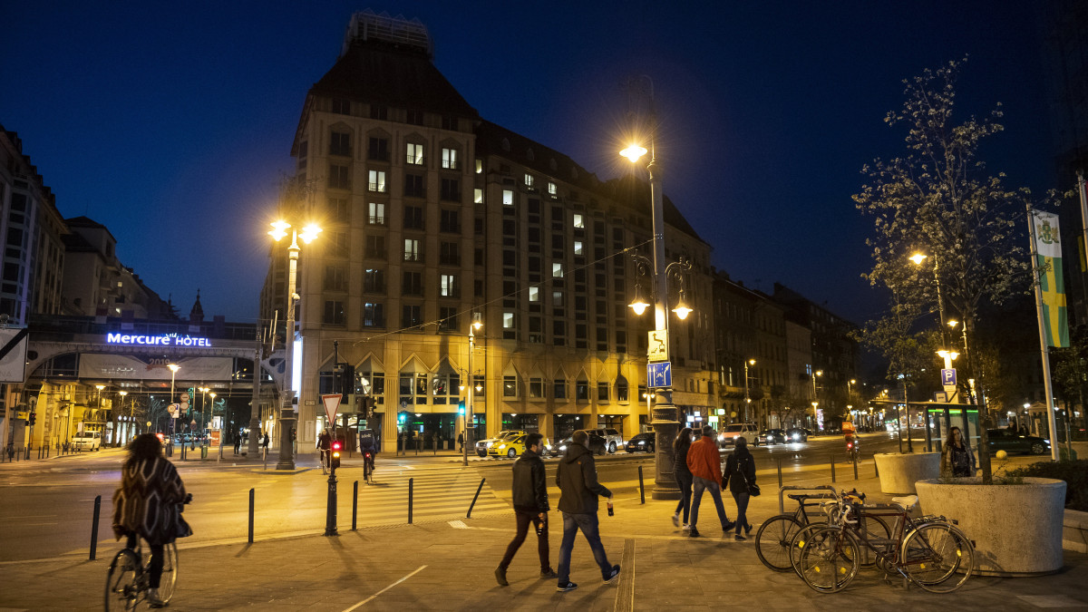 A Mercure Budapest Korona szálloda ablakai szív alakban világítanak a főváros V. kerületében 2020. március 20-án. A szálloda így fejezi ki szolidarítását a koronavírus-járvány terjedése miatt bezárt szállodák és a turizmus iparág dolgozóival.