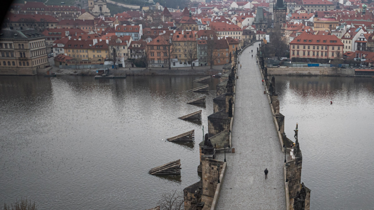 Csaknem teljesen néptelen a prágai Károly híd 2020. március 20-án. Az új koronavírus járványa miatt Csehországban mindenki számára kötelező az orr és a száj eltakarása a köztereken.